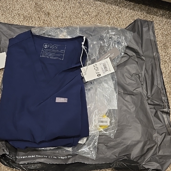 FIGS Navy Blue Scrub Set - Picture 4 of 4